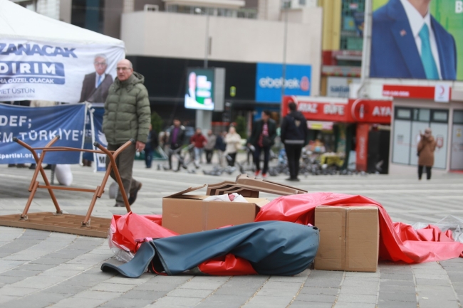 Bursa’da fırtına parti stantlarını yıktı geçti