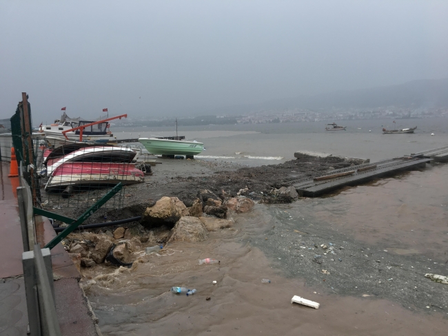 Sağanak yağış deniz çöple kaplandı