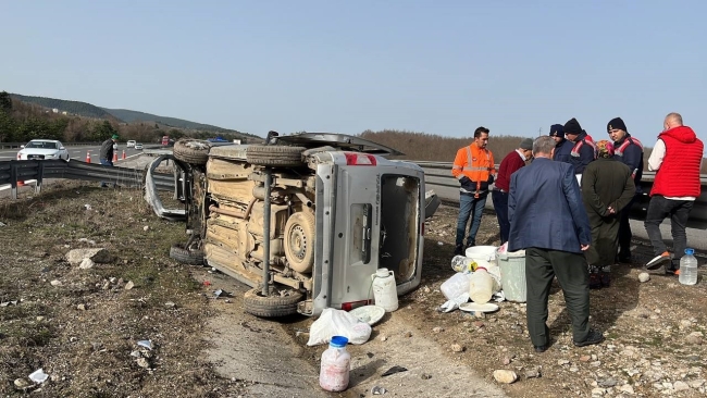 Feci kaza! Araç bariyerleri yerinden söktü