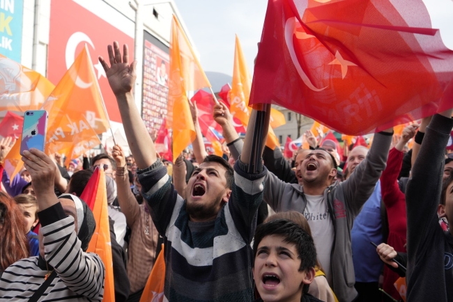 Başkan Aktaş ve milletvekilleri vatandaşlara karanfil dağıttılar