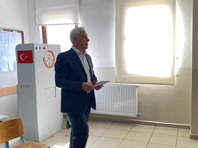 CHP Bursa Büyükşehir Belediye Başkan Adayı Mustafa Bozbey oyunu kullandı 