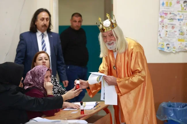 Sandık başından ilginç görüntüler: Kral da var astronot da