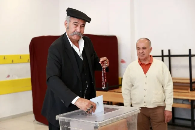 Sandık başından ilginç görüntüler: Kral da var astronot da
