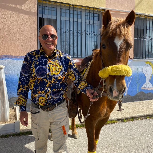 Sandık başından ilginç görüntüler: Kral da var astronot da