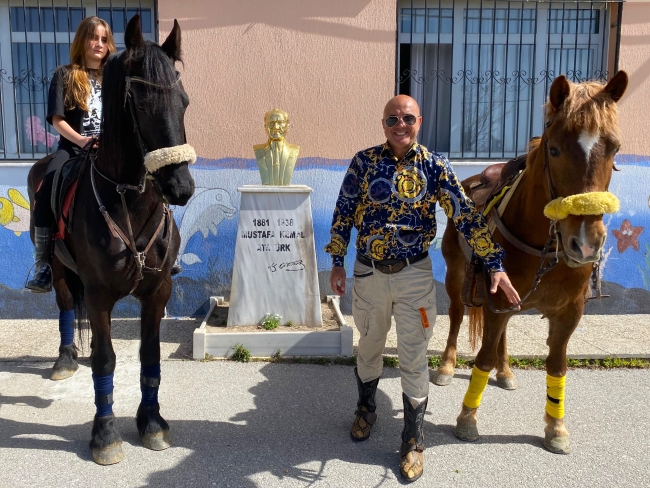 Sandık başından ilginç görüntüler: Kral da var astronot da