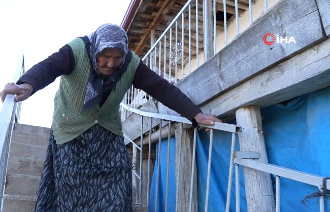 Türkiye'nin en yaşlı seçmeni sandık başında!