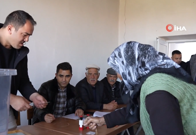 Türkiye'nin en yaşlı seçmeni sandık başında!