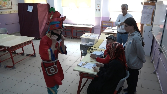 Karagöz kostümü ile oy kullandı