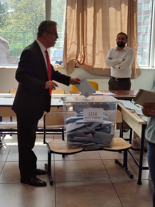 Zafer Partisi Yıldırım Belediye Başkan Adayı Ferit Gürsoy oyunu kullandı