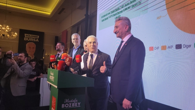 Mustafa Bozbey'i alkışlarla karşıladılar