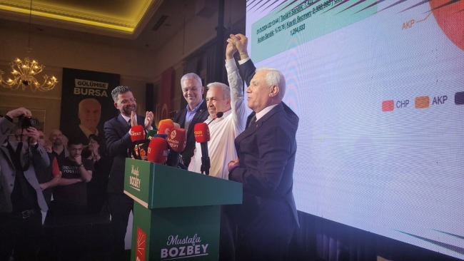 Mustafa Bozbey'i alkışlarla karşıladılar