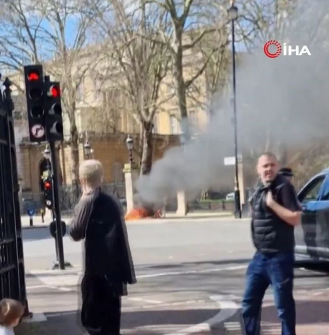 Londra'da sarayın önünde patlama yaşandı