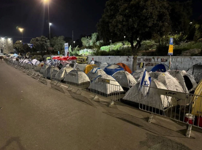 İsrail'de binlerce kişi hükümeti protesto ediyor