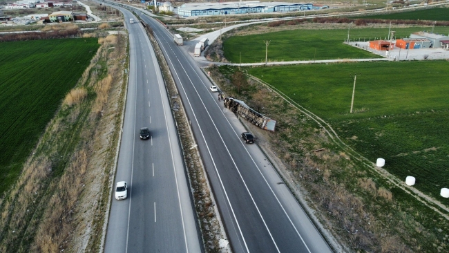Kontrolden çıkan TIR devrildi!