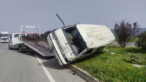 Kontrolden çıkan kamyonet takla attı: 2 yaralı