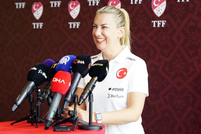 Necla Güngör Kıragası: “Kadın futbolunun gelişmesi için özveri önemli”