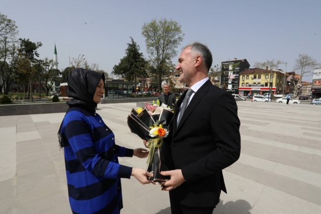 İnegöl Belediye Başkanı Alper Taban çiçeklerle karşılandı