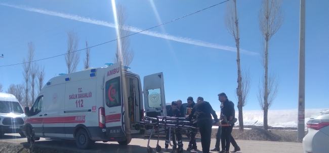 Feci kaza! Otomobil ağaca çarptı