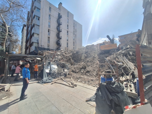 Moloz kaldırma sırasında işçi göçük altında kaldı