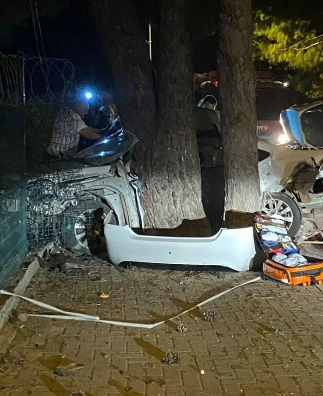 İzmir'de korkunç kaza: Otomobil ikiye ayrıldı