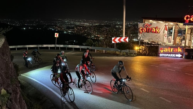 Bisiklet tutkunları Uludağ’a pedal çevirdi