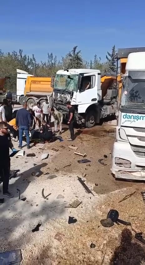 Bursa'da  2 hafriyat kamyonu kafa kafaya çarpıştı