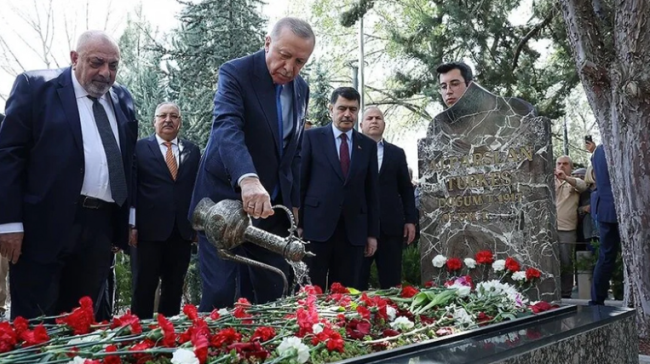 Cumhurbaşkanı Erdoğan Türkeş'in kabrini ziyaret etti