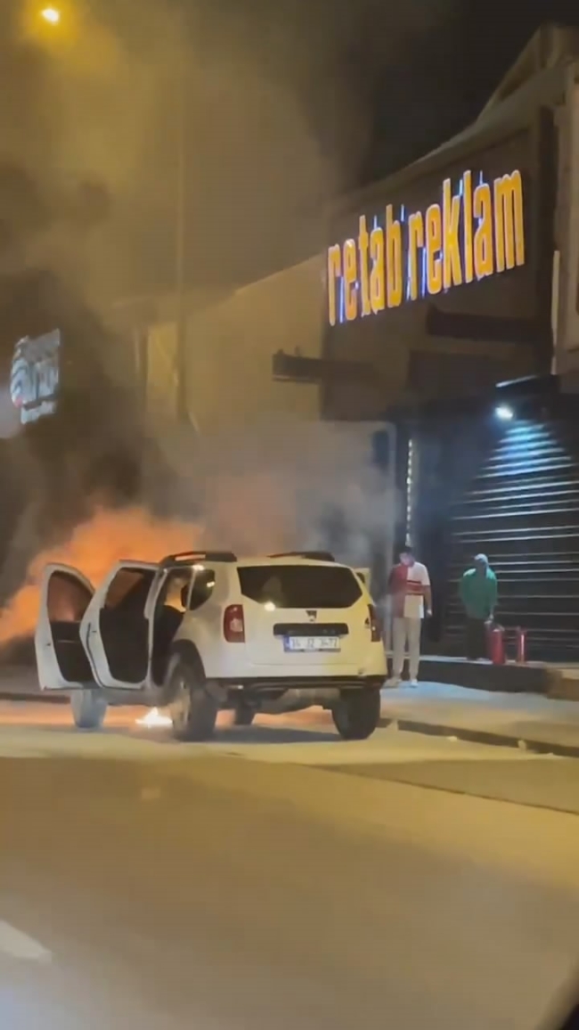 Bursa’da seyir halindeki otomobil cayır cayır yandı