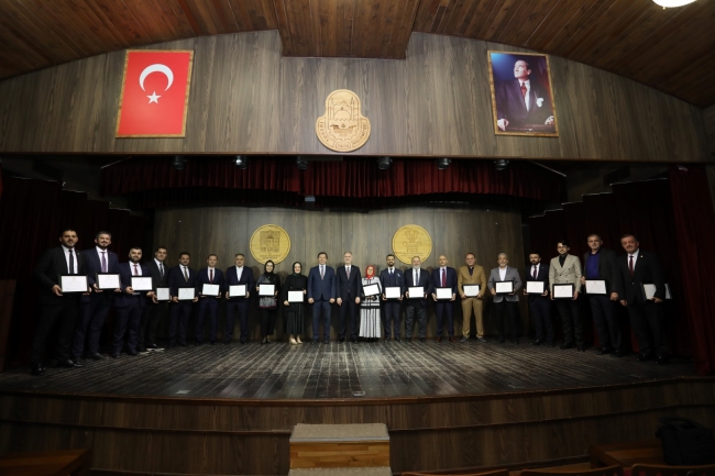 İnegöl Belediye Başkanı Alper Taban mazbatasını aldı