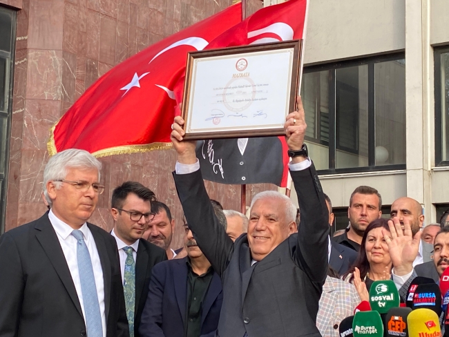 Bursa Büyükşehir Belediye Başkanı Mustafa Bozbey mazbatasını aldı