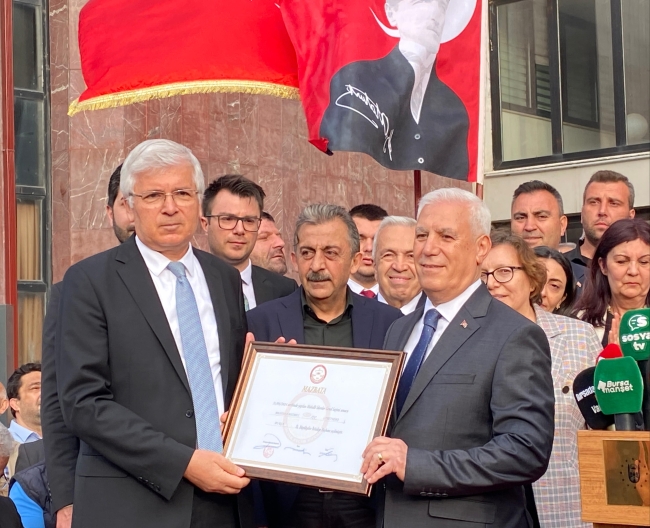 Bursa Büyükşehir Belediye Başkanı Mustafa Bozbey mazbatasını aldı