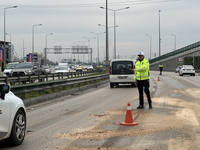 Yakıt deposu delinen TIR 10 kazaya neden oldu