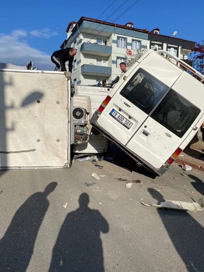 Bursa'da minibüs ile kamyonet çarpıştı