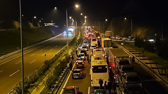 Orhangazi Tüneli'nde yolcu otobüsü alev alev yandı
