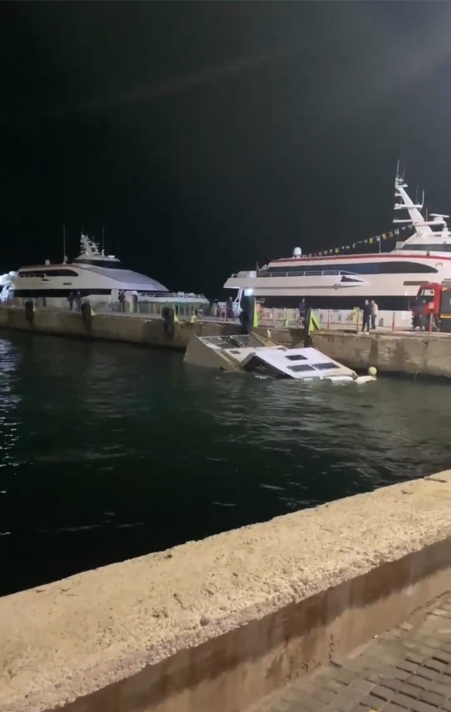 Bursa'da BUDO iskelesinin yanında tekne battı