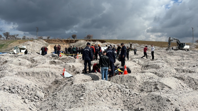 Göçük altında kalarak vefat eden işçi toprağa verildi