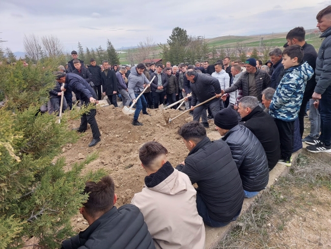Göçük altında kalarak vefat eden işçi toprağa verildi