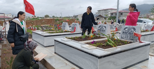 Depremin vurduğu kentte duygu dolu mezarlık ziyareti