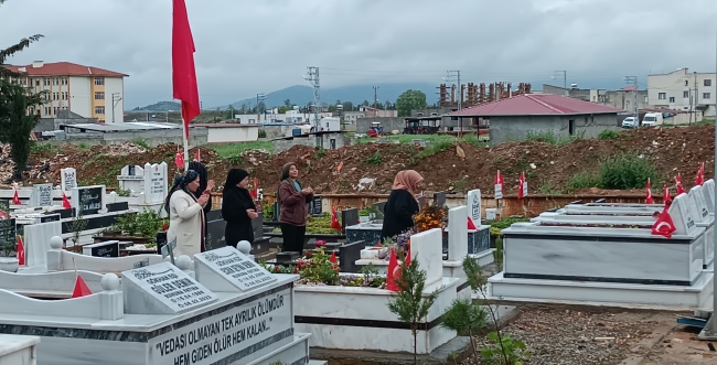 Depremin vurduğu kentte duygu dolu mezarlık ziyareti