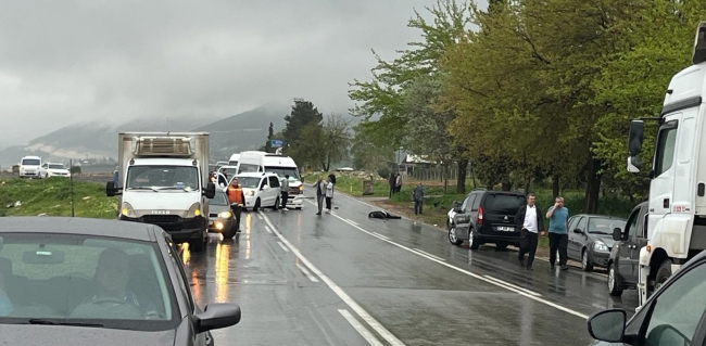 Kamyonet ile otomobil çarpıştı! 2 ölü, 5 yaralı