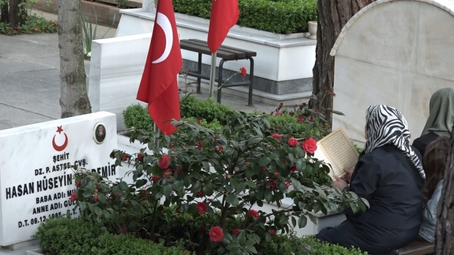 Şehitlikte hüzünlü bayram