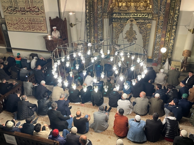 Bursa'da binlerce vatandaş camilere akın etti