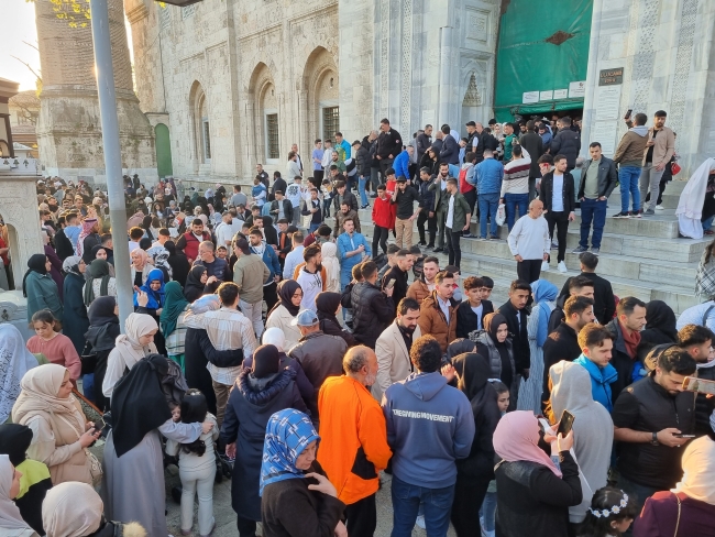 Bursa'da binlerce vatandaş camilere akın etti