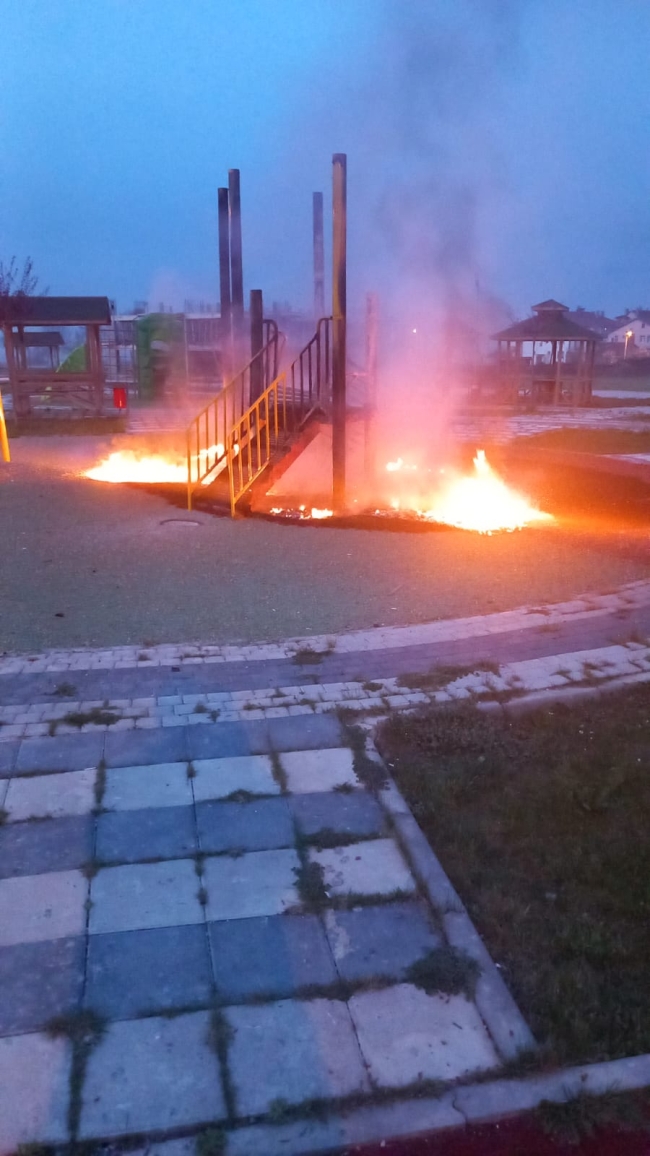 Belediyenin yaptırdığı çocuk parkı kundaklandı