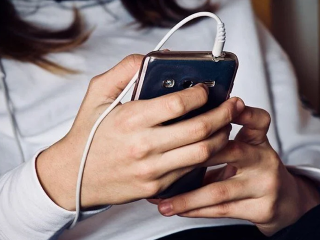 Akıllı telefon bağımlısı çocuklarda daha çok görülüyor!