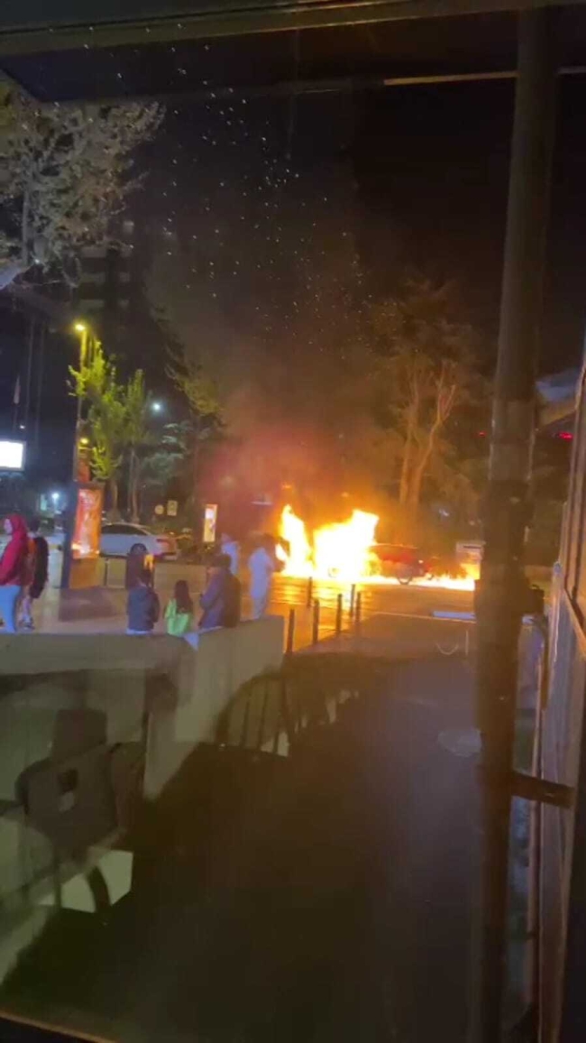Kadıköy'de park halindeki 2 otomobil alev alev yandı