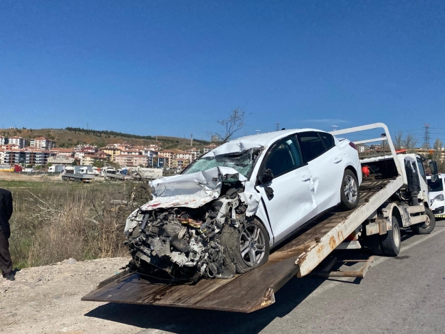 Park halindeki kamyona çarpan otomobilin sürücüsü öldü
