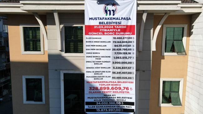 Borç listesi belediye binasına asıldı!