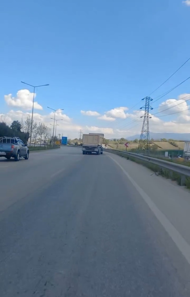 Bursa'da aksı yamuk kamyonu görenler gözlerine inanamadı