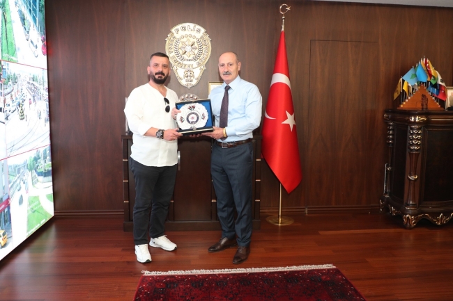Bursa İl Emniyet Müdürü Zaimoğlu'ndan şüpheliyi yakalayan esnafa ödül